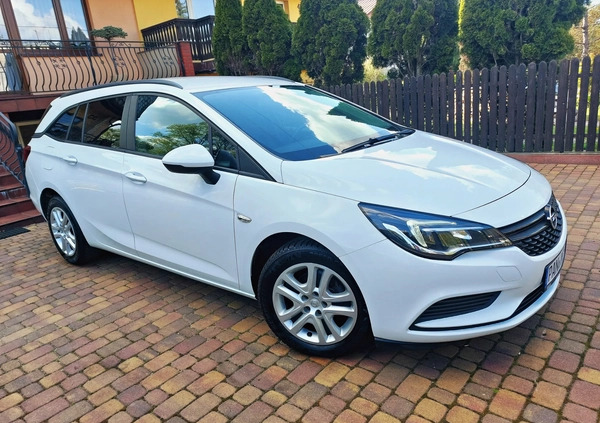 Opel Astra cena 35900 przebieg: 197000, rok produkcji 2017 z Zawiercie małe 667
